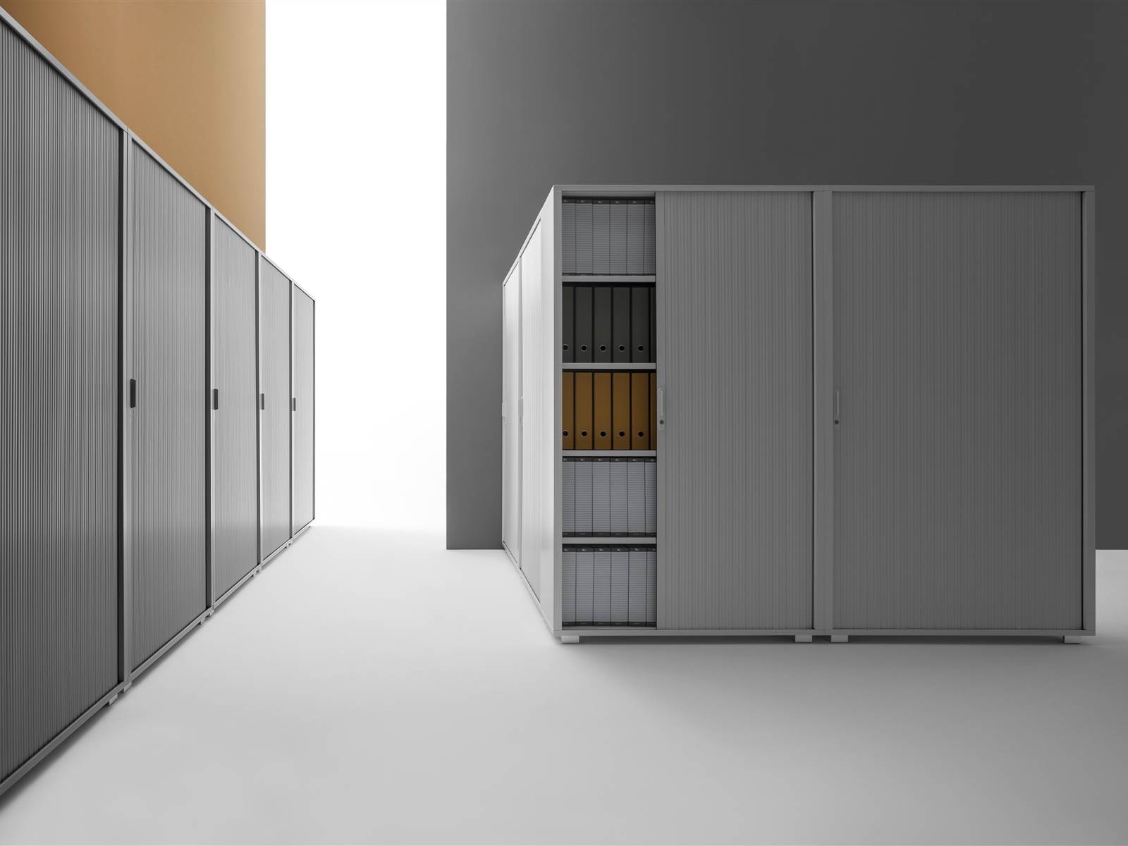 Armoire avec porte à rideaux design Takiro Yuta